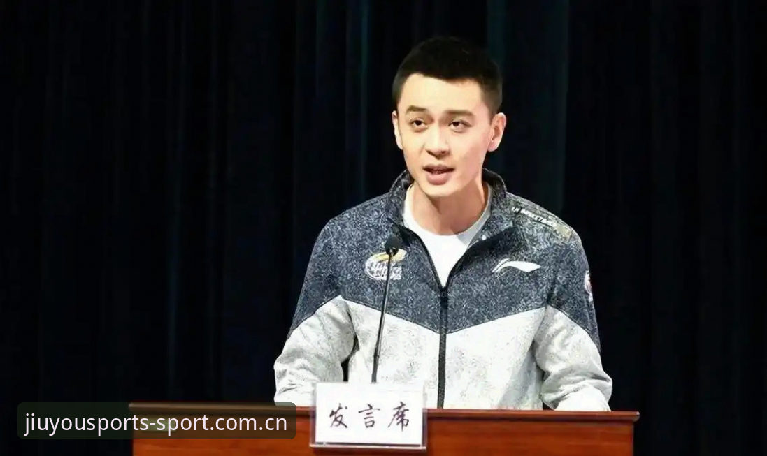 杨鸣谈C罗压力，一个前锋进球的江湖与数据里的真相